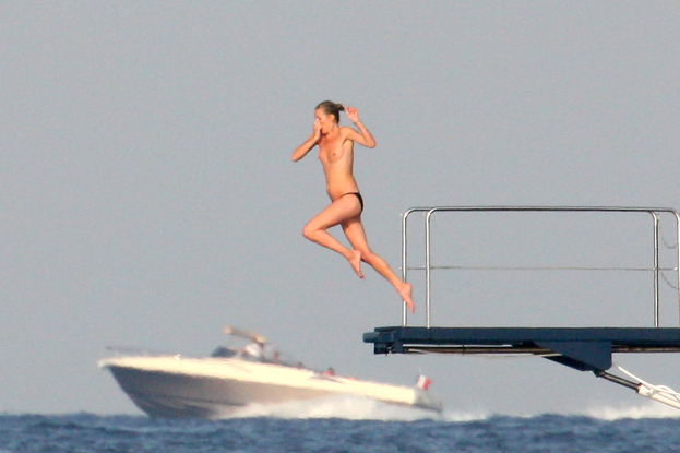 Kate Moss TOPLESS na jachcie! (FOTO)