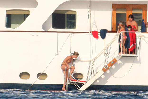 Kate Moss TOPLESS na jachcie! (FOTO)