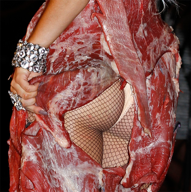 Lady Gaga w kreacji z... MIĘSA!