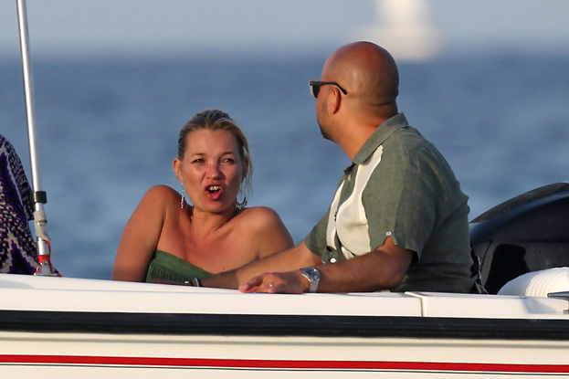 Kate Moss TOPLESS na jachcie! (FOTO)