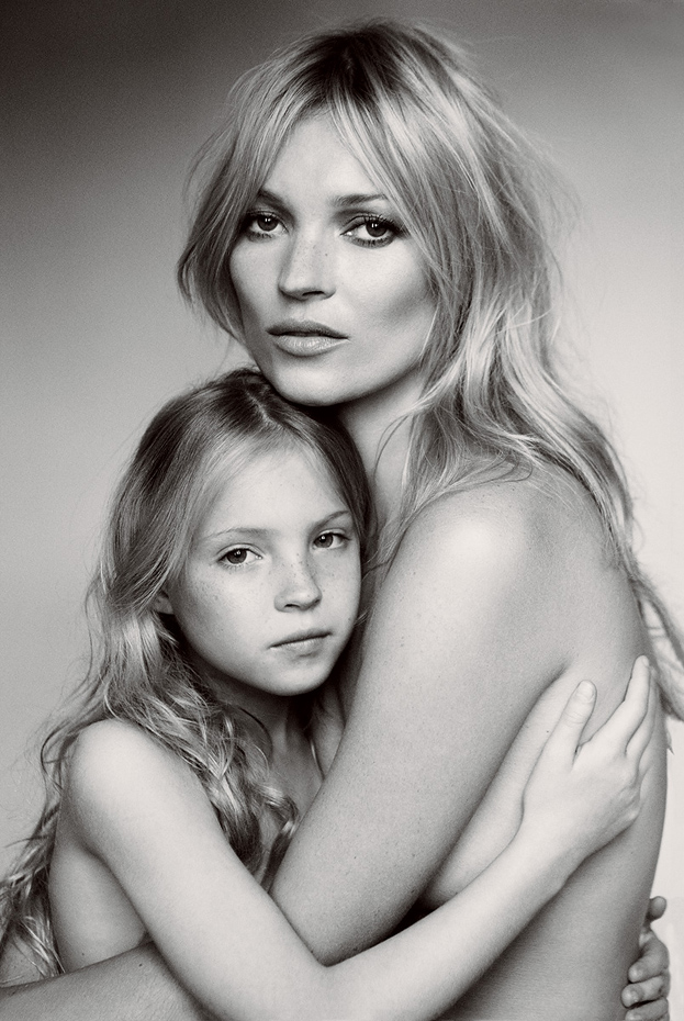 Ślubna sesja Kate Moss! (W SUKNI OD FASZYSTY)